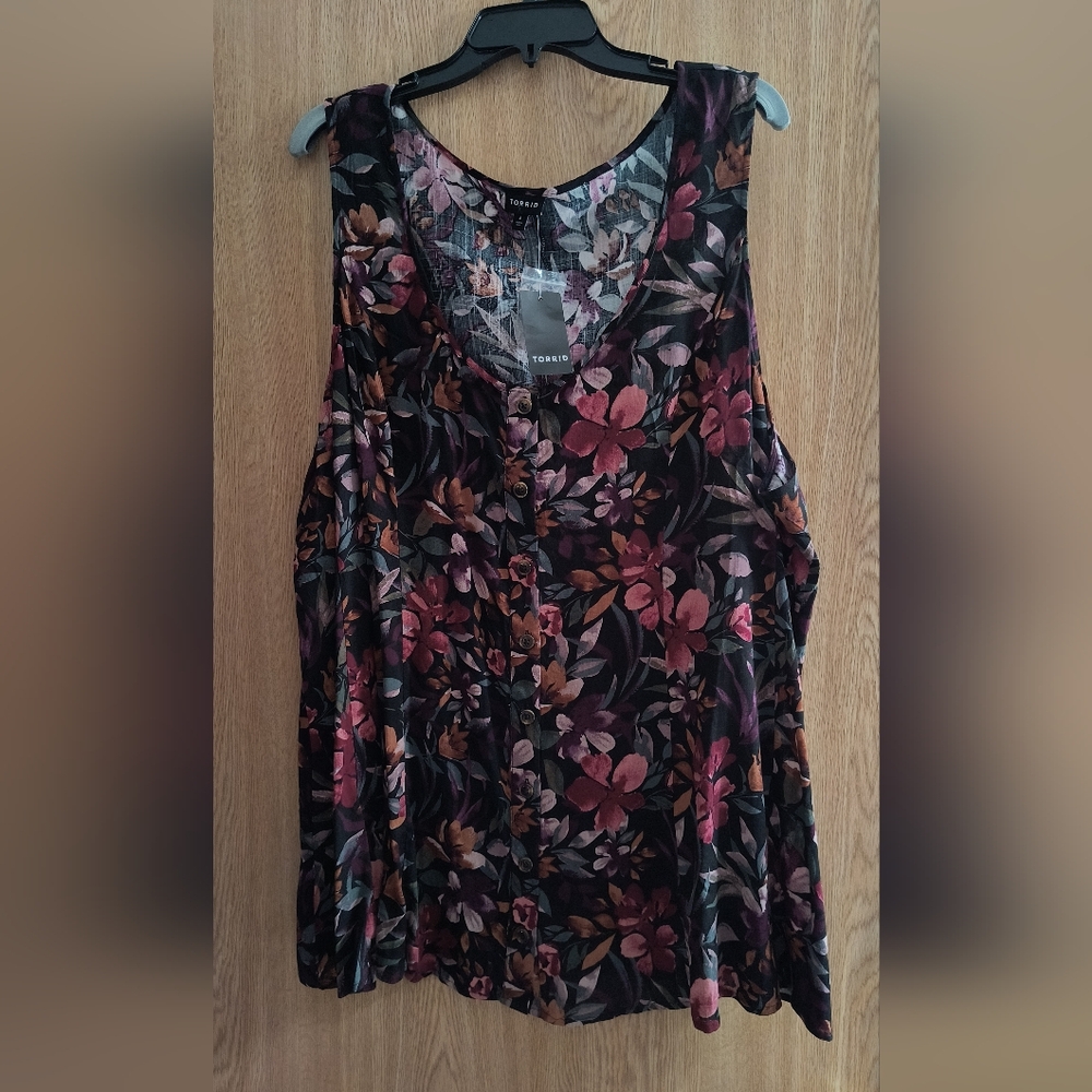 Torrid Size 4 Tank Button Front